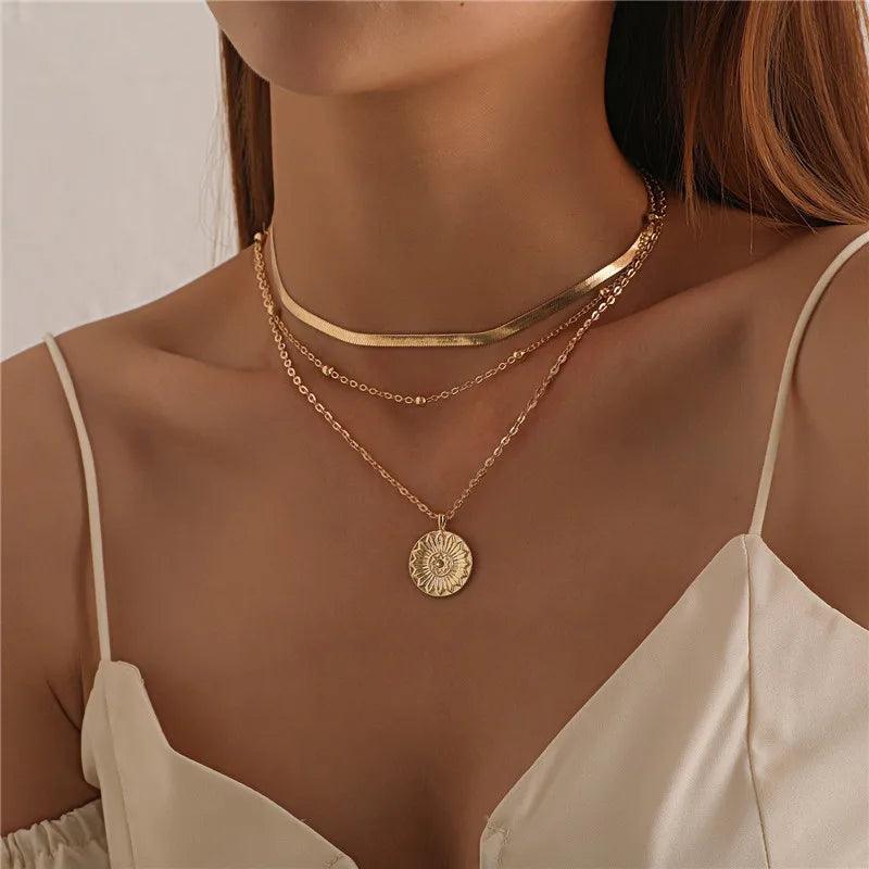 Colar triplo Aurora - Pingente de Girassol - Banho em Ouro 18k